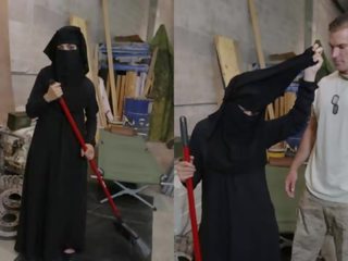 Prehliadka na korisť - moslim žena sweeping dlážka dostane noticed podľa pohlavne vzbudilo americké soldier