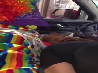 Clown krijgt penis zoog terwijl ordering voedsel