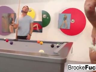 Brooke brand spiller sexy billiards med vans baller