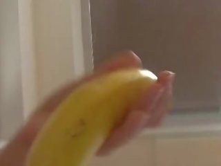 How-to: unge brunette lover lærer hjelp en banan
