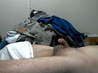 Dia datang di ruang untuk menggantung laundry dan lanjut sementara saya pagi rekaman ini
