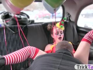 Cô gái trong chú hề trang phục fucked lược qua các người lái xe vì miễn phí fare