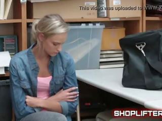Adventurous shoplifting amatur spy-cam ficken im geschäft hinterzimmer