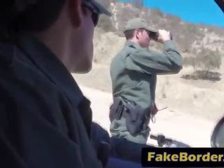 Flokëkuqe enchantress fucked i vështirë nga the border patrol agjent